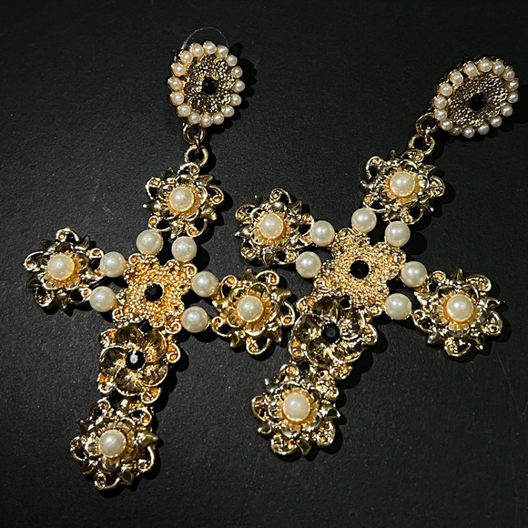 Elegant Gold and Pearl Cross Earrings - Picture 4 of 9